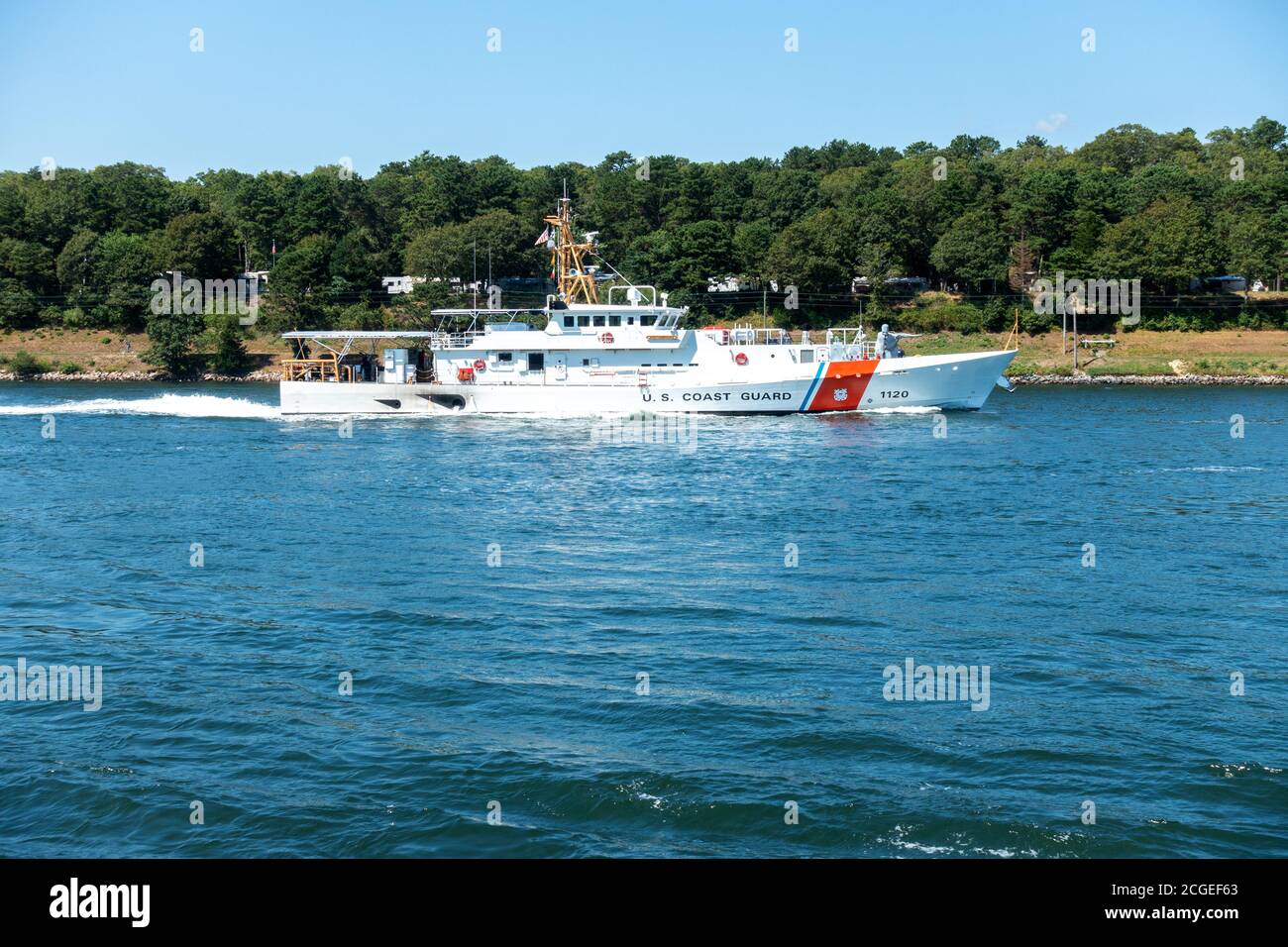 United States Coast Guard Sentinel Class Cutter The Lawrence Lawson WPC 1120 nel canale Cape Cod in estate Foto Stock