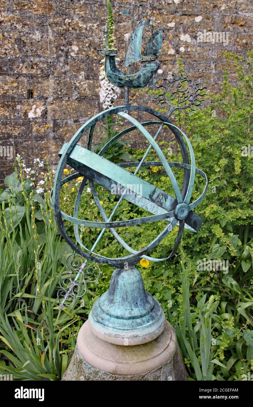 Un astrolabio in un giardino di campagna inglese Foto Stock