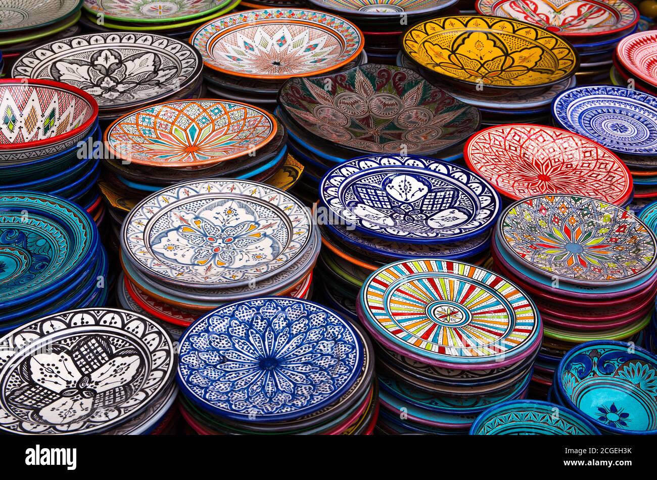 Piatti colorati in ceramica in vendita a Marrakech, Marocco Foto
