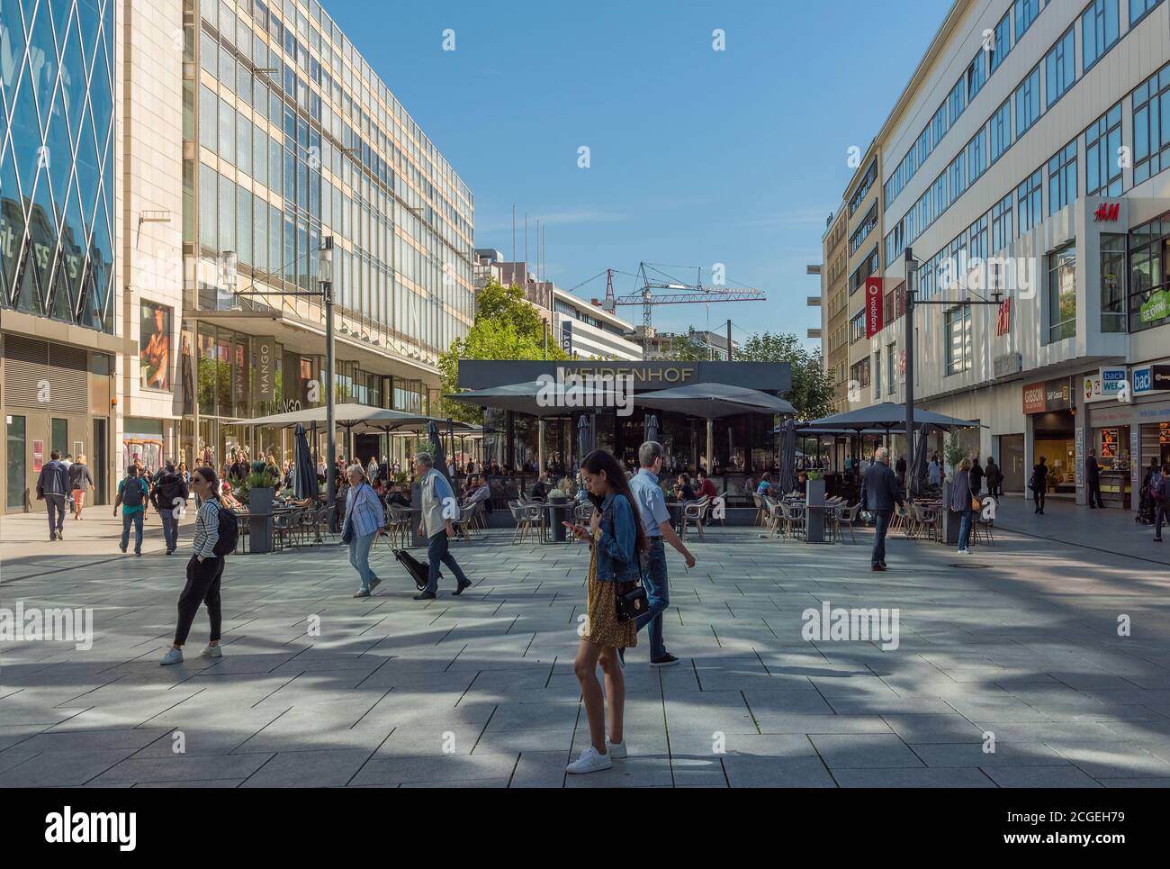 Persone sconosciute camminano lungo la via dello shopping Zeil, Francoforte, Germania Foto Stock