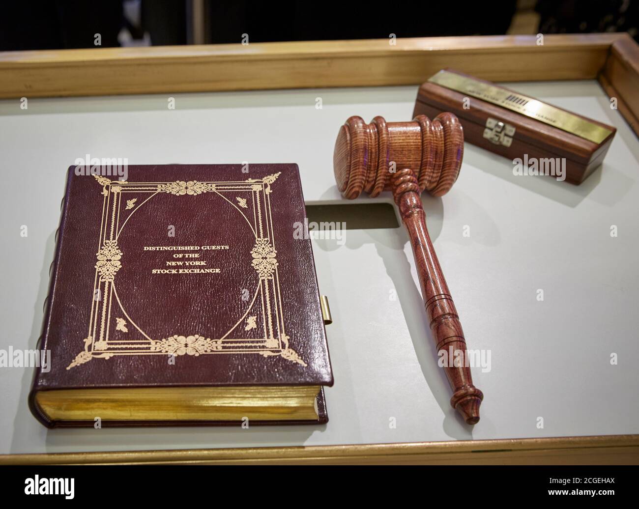 Libro di ospiti illustri al piano della Borsa di New York, New York, USA – NYSE. http://www.johnmuggenborg.com Foto Stock