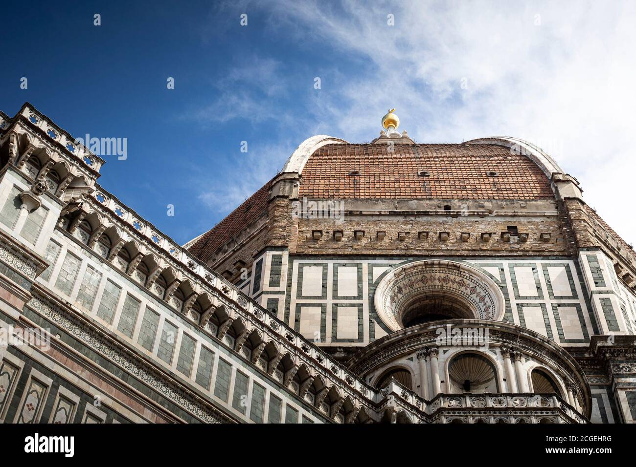 L'imponente cupola del Brunelleschi vista dal basso, con cielo blu