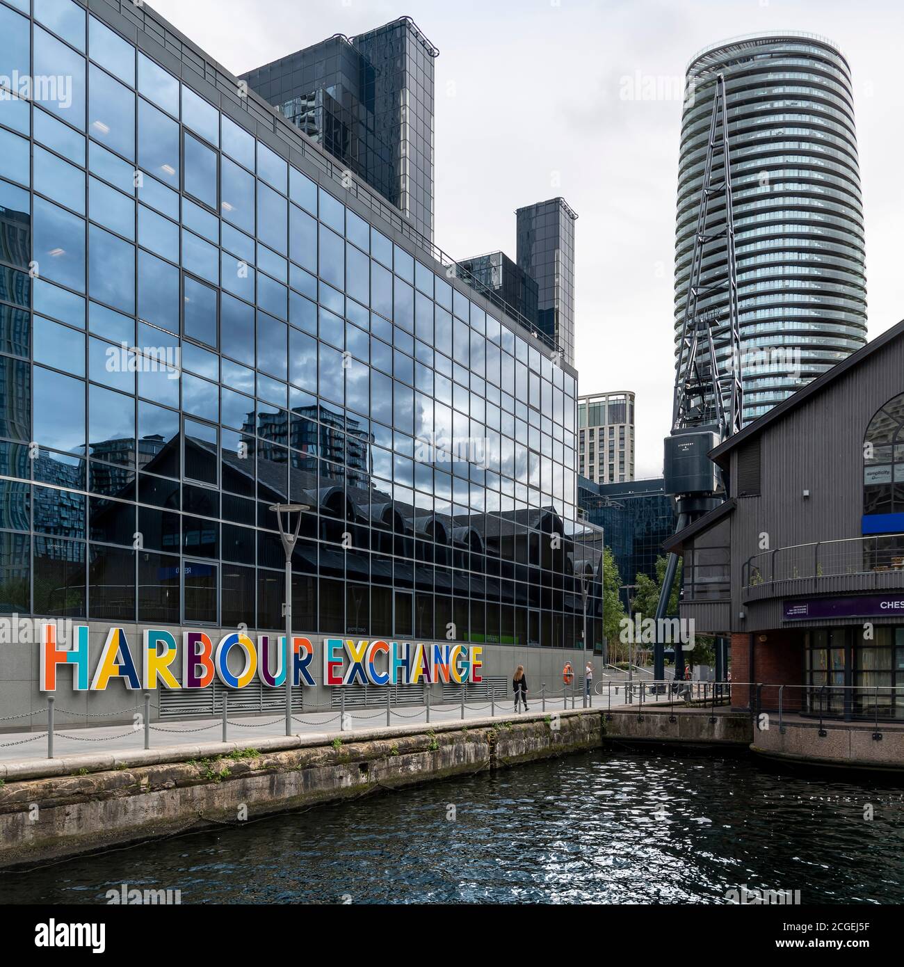 La rigenerazione dei Docklands di Londra sul molo interno di Millwall sull'Isola dei Dogs, a sud di Canary Wharf. Harbour Island e grattacieli curvilinei Arena torre. Foto Stock