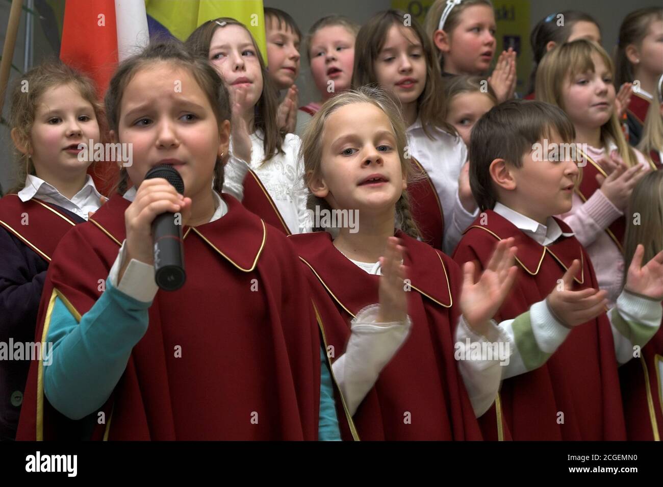 Canta e canta il coro dei bambini. Un gruppo di bambini cantanti. Der kleine Kinderchor singt und klatscht. Eine Gruppe singender Kinder. Schola Foto Stock
