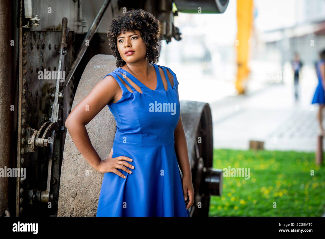 negra com vestido social linda na estação das docas Foto Stock