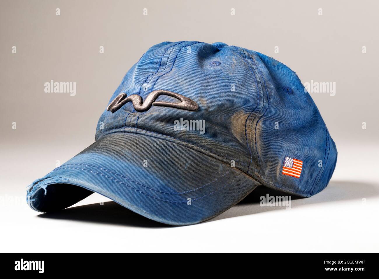 Studio ancora vita di vecchio cappello da baseball indossato e sporco Foto Stock