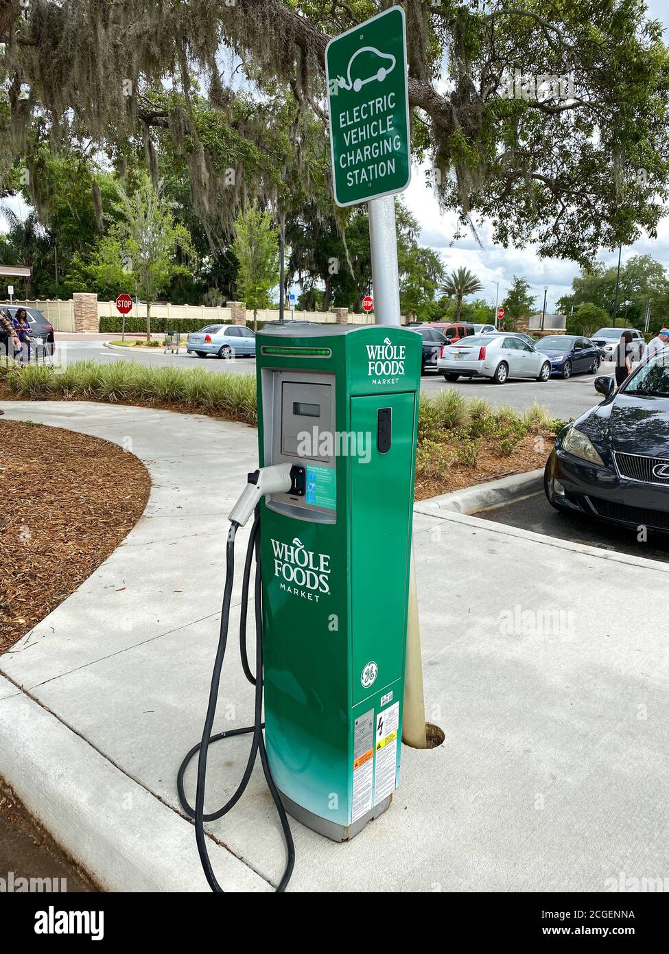 Orlando, FL/USA-5/10/20: Una stazione di ricarica pubblica gratuita presso un Whole Foods Market a Orlando, Florida. Foto Stock