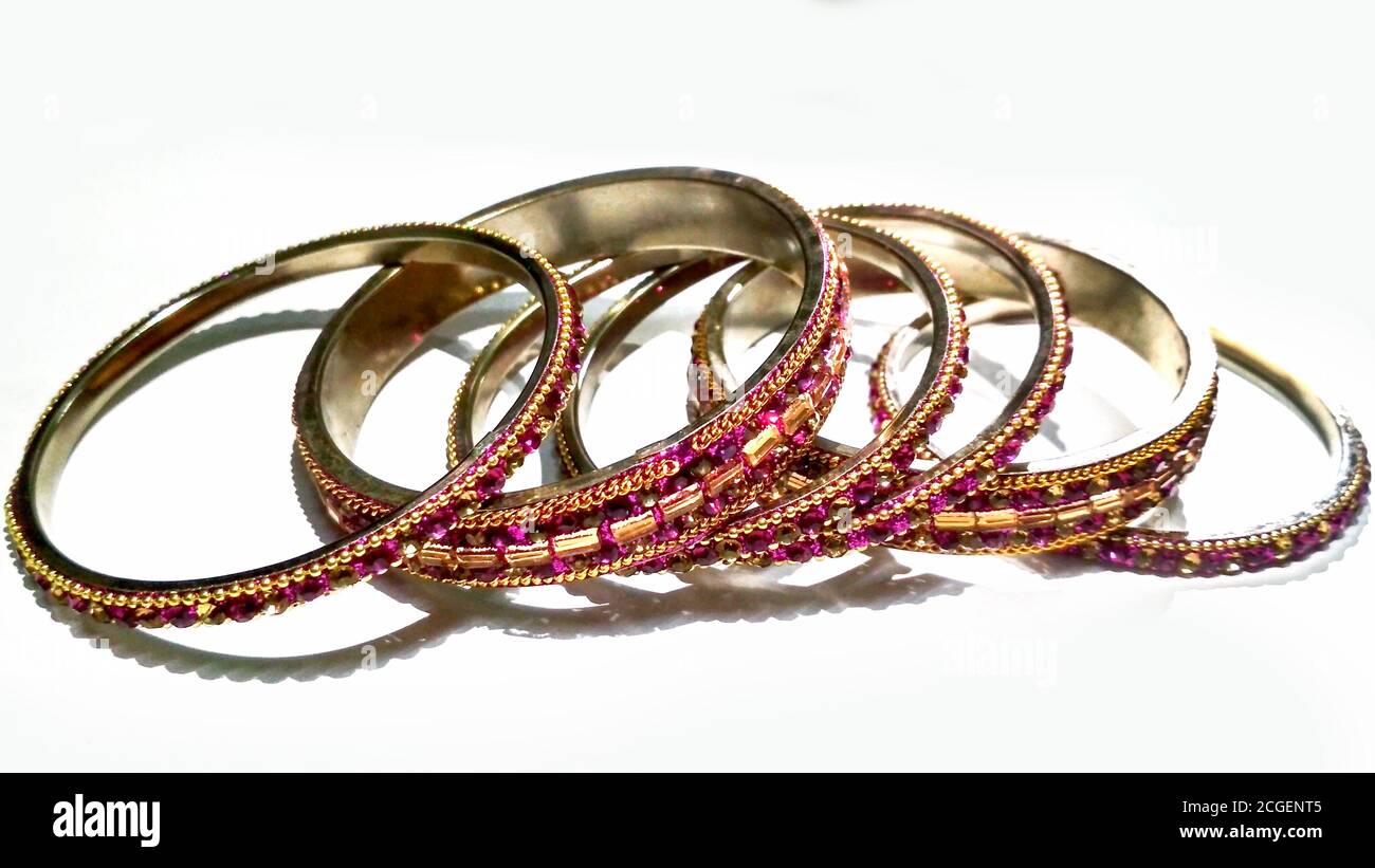 i tradizionali bangle di nozze di colore indiano Foto Stock