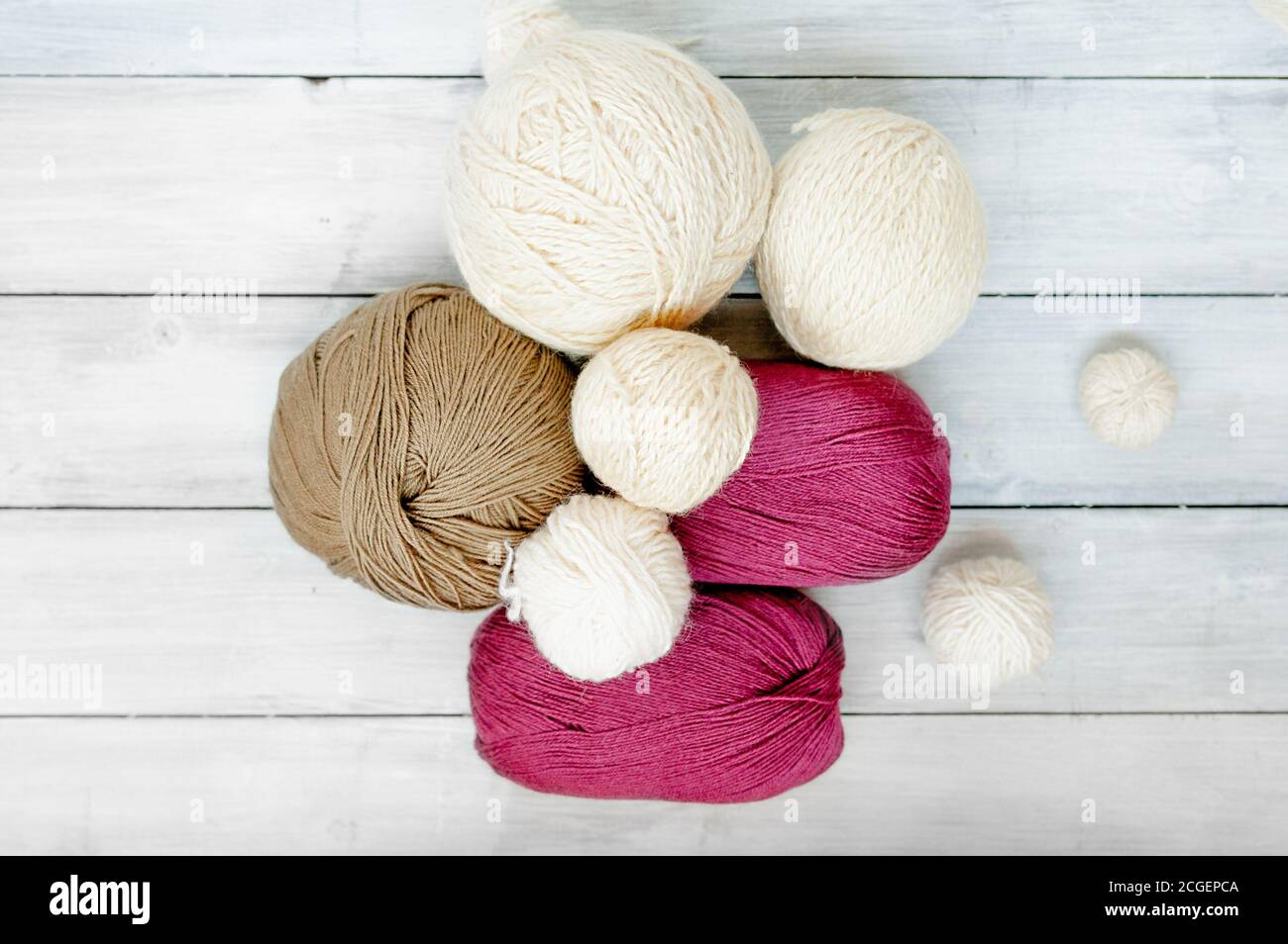 polpette di lana multicolore di fili di maglia su un tavolo di