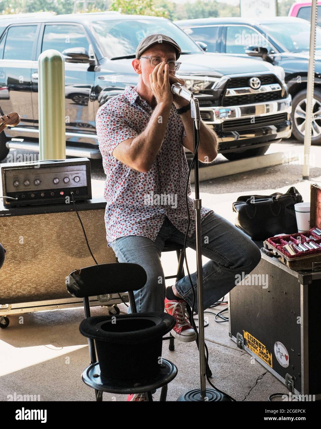 L'uomo, un musicista, suona l'armonica in un evento o festival all'aperto a Montgomery Alabama, Stati Uniti. Foto Stock