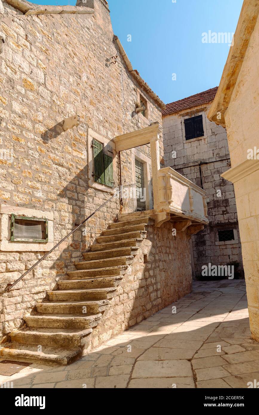 Antica architettura della città di Jelsa, isola di Hvar, Croazia. Foto Stock