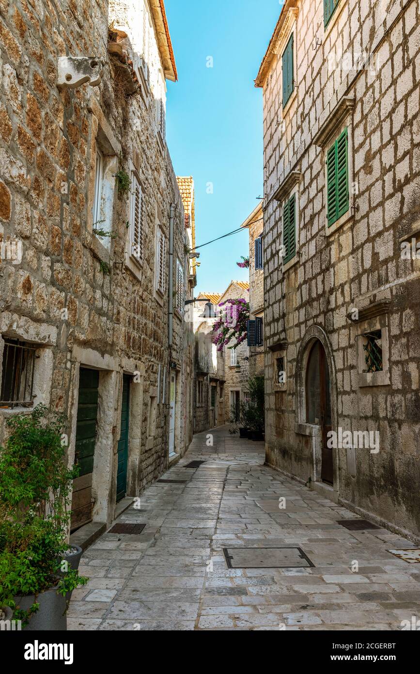 Strada stretta della città di Jelsa, isola di Hvar, Croazia. Foto Stock