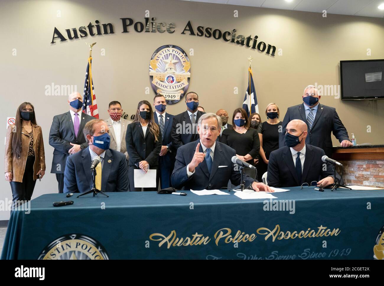 Austin, TX USA 10 settembre 2020: Il governatore del Texas Greg Abbott, c, affiancato dal procuratore repubblicano generale Ken Paxton, l, e dal portavoce della Camera Dennis Bonnen, tiene una conferenza stampa con i leader dell'associazione di polizia di Austin per annunciare un piano di punire le città del Texas che tagliano la spesa della polizia. Abbott ha anche chiesto ai legislatori statali e ai candidati per l'incarico di firmare un impegno di sostegno della polizia con l'hashtag TexasBackstheBlue. Credit: Bob Daemmrich/Alamy Live News Foto Stock