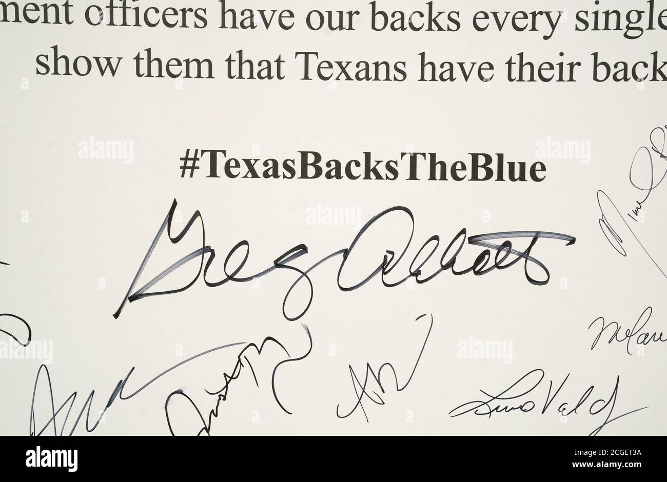 Austin, TX USA 10 settembre 2020: Le firme affollano una carta di impegno mentre il governatore del Texas Greg Abbott (non mostrato) tiene una conferenza stampa con la polizia di Austin per annunciare un piano per punire le città del Texas che tagliano la spesa della polizia. Abbott ha anche chiesto ai legislatori statali e ai candidati per l'incarico di firmare un impegno di sostegno della polizia con l'hashtag TexasBackstheBlue. Credit: Bob Daemmrich/Alamy Live News Foto Stock