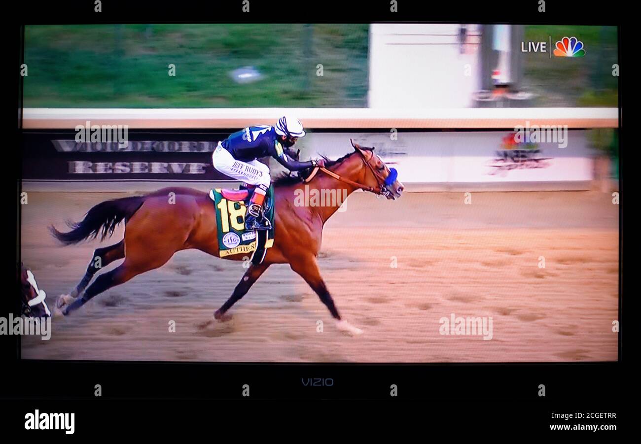 Una schermata della televisione di NBC-TV in diretta mostra il cavallo da corsa autentico guidato dal fantino John Velazquez che ha vinto il Kentucky Derby 2020. Foto Stock