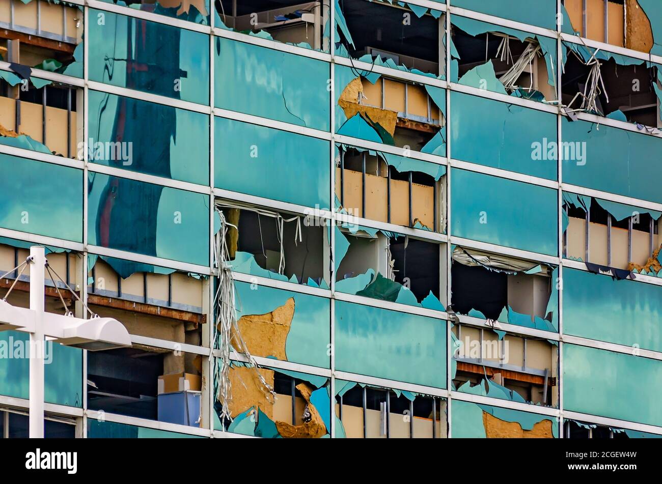 Le finestre sono frantumate alla Torre della capitale uno dopo l'uragano Laura, 9 settembre 2020, a Lake Charles, Louisiana. Foto Stock