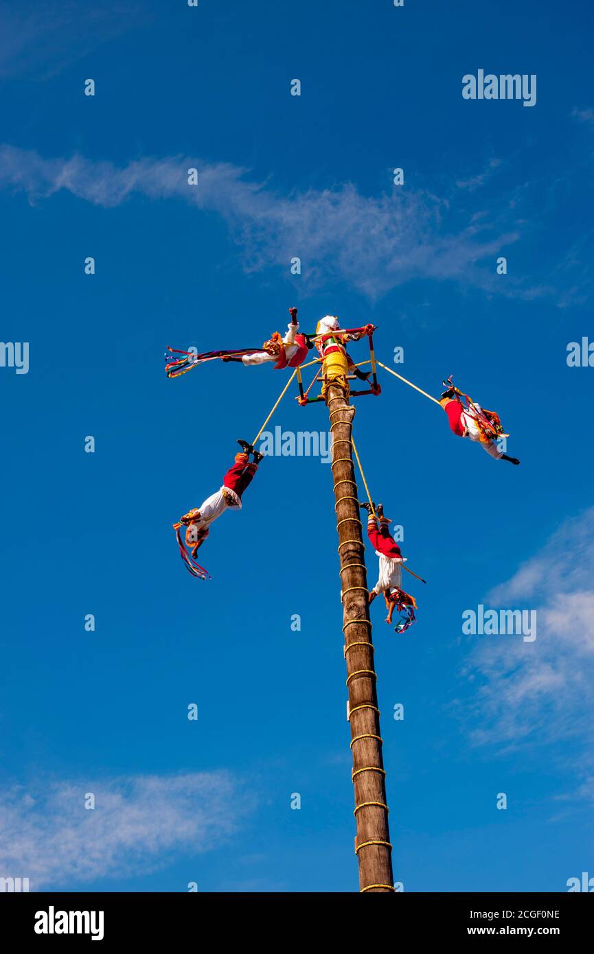 L'esibizione degli uomini di volo Papantla, un'antica cerimonia Maya per chiedere un buon raccolto e per la fertilità, si è esibita al parco a tema Xcaret Eco Foto Stock