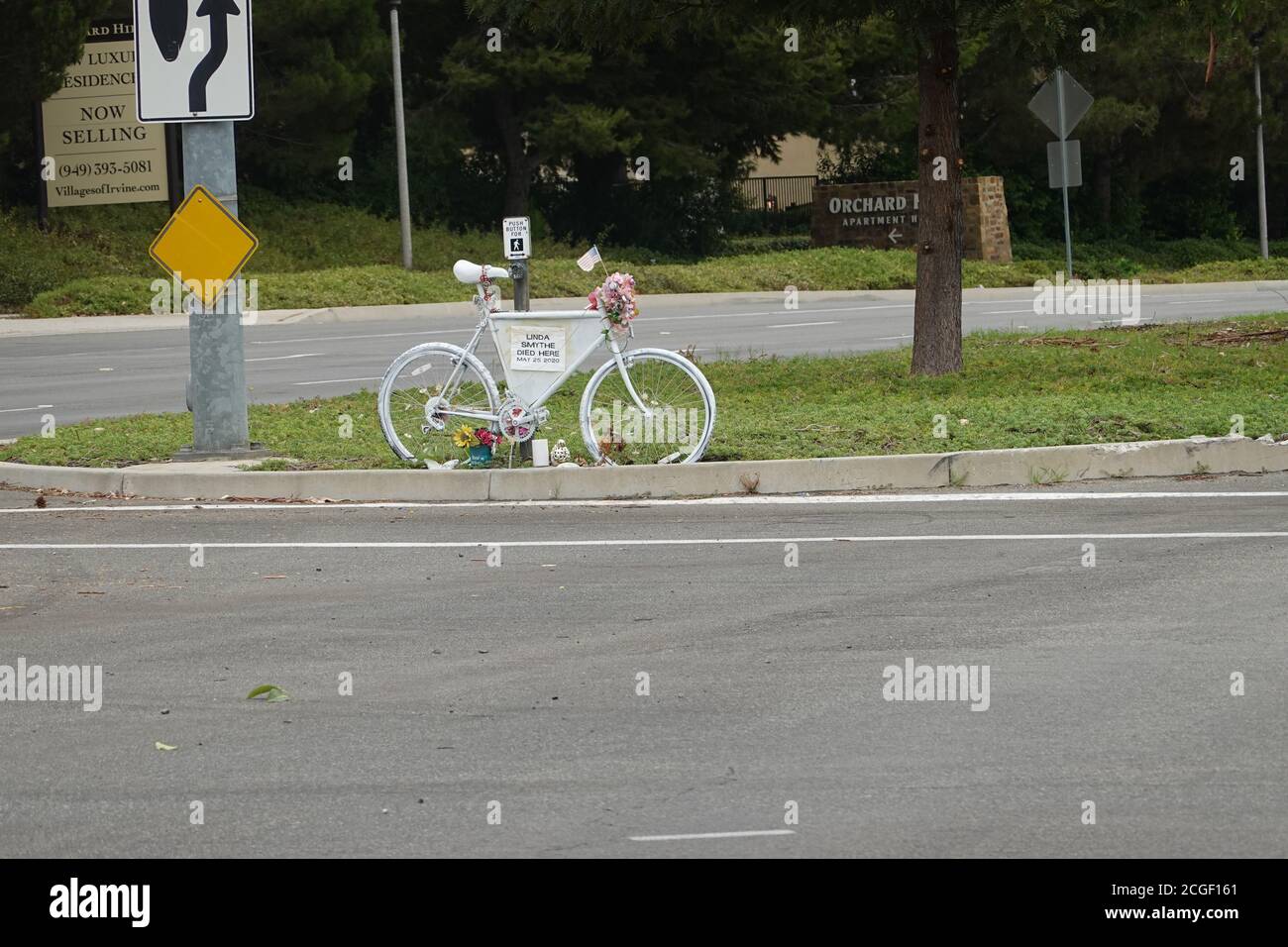 White fantasma bici memoriale a bordo strada per ciclisti uccisi a portola Strada in Irvine Orange County California Foto Stock