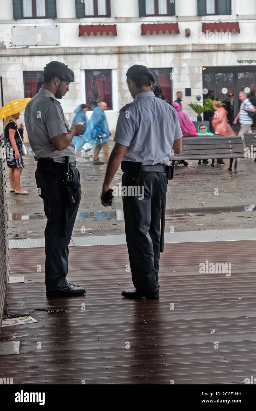 Due guardie di sicurezza, Venezia, Italia, Europa Foto Stock