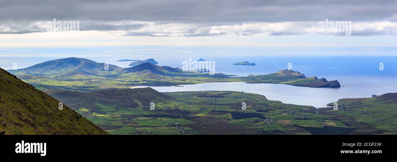 Vista panoramica del porto di Smerwick, di Sybil Head e delle isole Blasket dalle pendici del monte Brandon sulla penisola di Dingle nella contea di Kerry, Irlanda Foto Stock