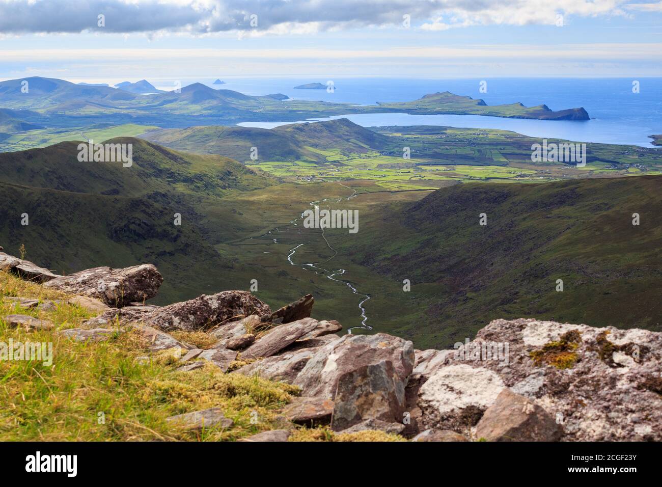 Guardando verso ovest lungo la valle del fiume Feohanagh verso il porto di Smerwick, Sybil Head e le isole Blasket sulla penisola di Dingle nella contea di Kerry, IR Foto Stock