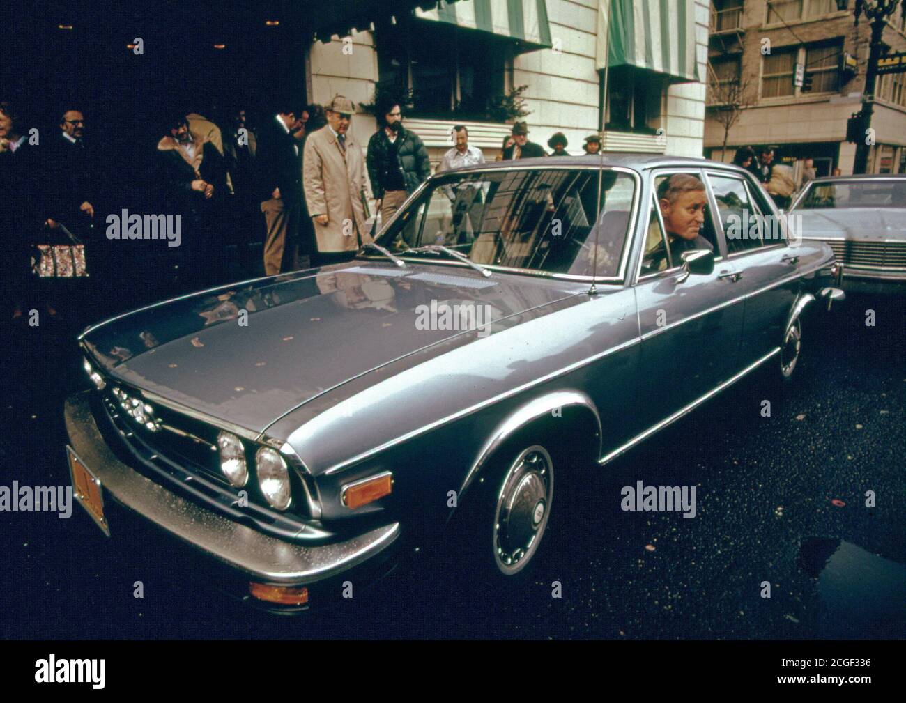 1974 - Oregon governatore Tom Mccall prende consegna di una macchina più piccola e con una migliore distanza in miglia del gas come suo ufficiale Auto...01/1974 Foto Stock