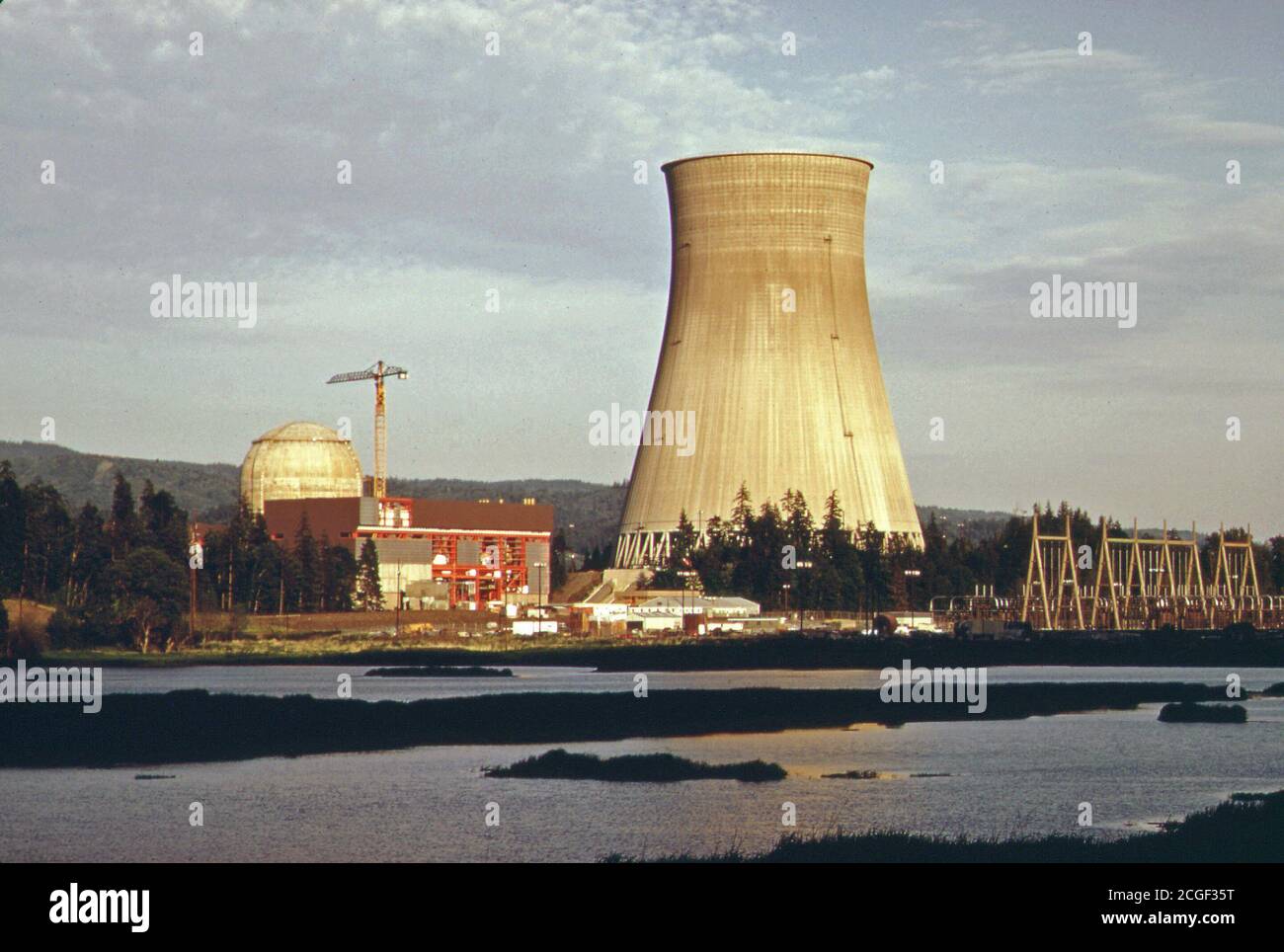 1973 Ranier Oregon - Il cavallo di Troia di impianti nucleari sulle rive del fiume Columbia Portland General Electric, il miglioratore della pianta, ha incontrato grande opposizione da parte degli ambientalisti 05/1973 Foto Stock