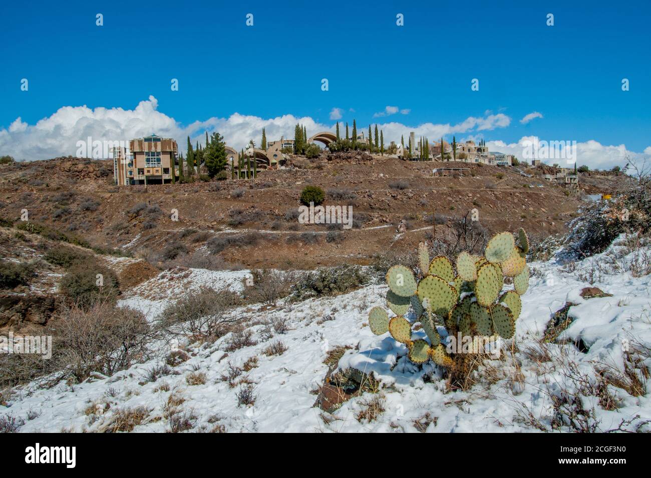 Vista di Arcosanti, una città sperimentale proiettata nella Contea di Yavapai, Arizona centrale, 70 miglia a nord di Phoenix, Stati Uniti. Foto Stock