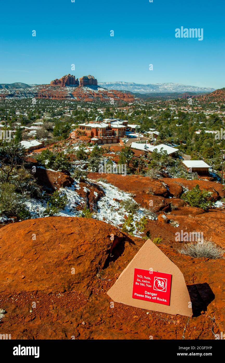Un cartello di avvertimento multilingue presso la Chapel of the Holy Cross di Sedona, Arizona, USA con la Cathedral Rock sullo sfondo. Foto Stock