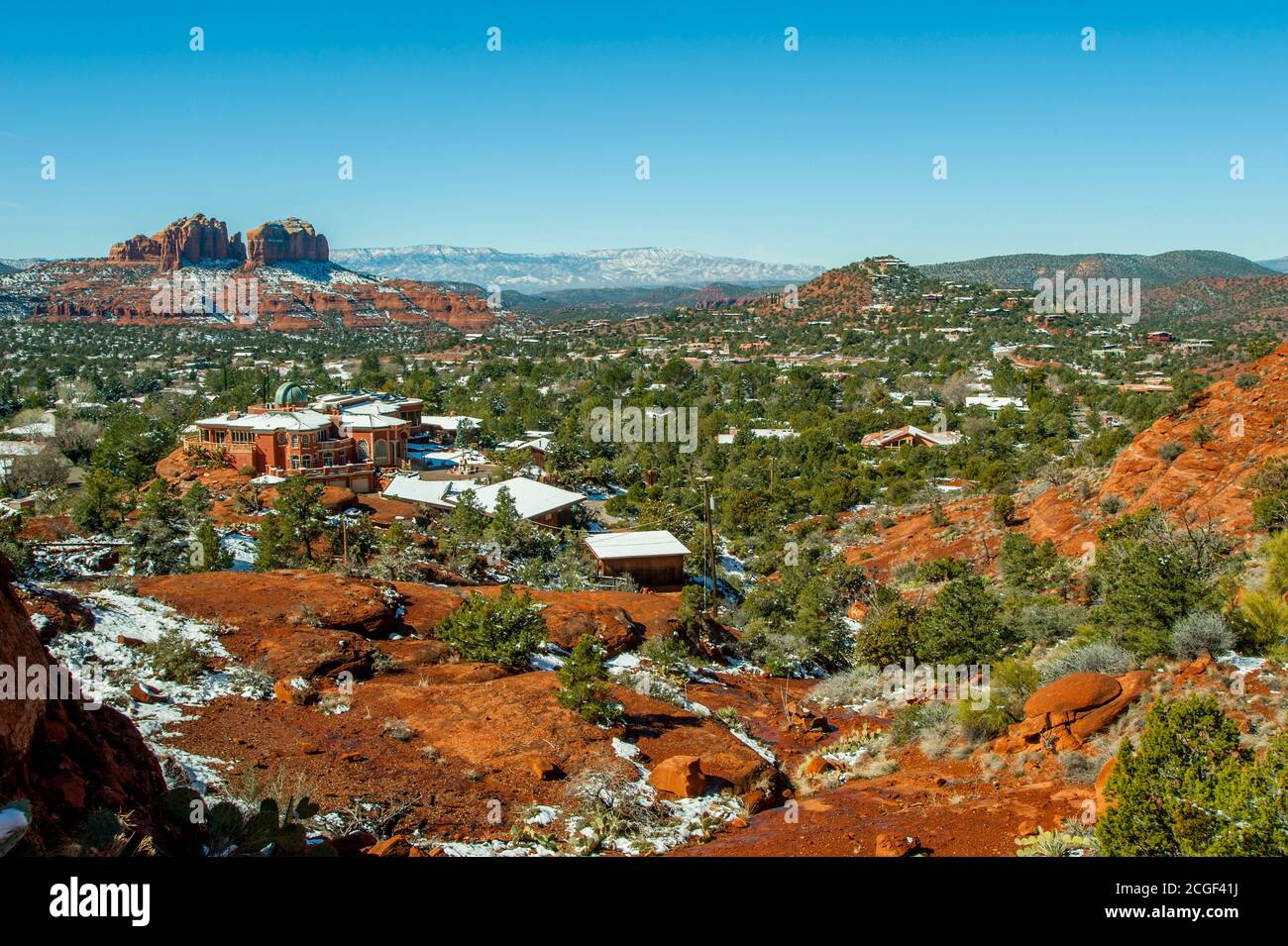 Vista dalla Cappella della Santa Croce a Sedona, Arizona, Stati Uniti con Cathedral Rock sullo sfondo. Foto Stock
