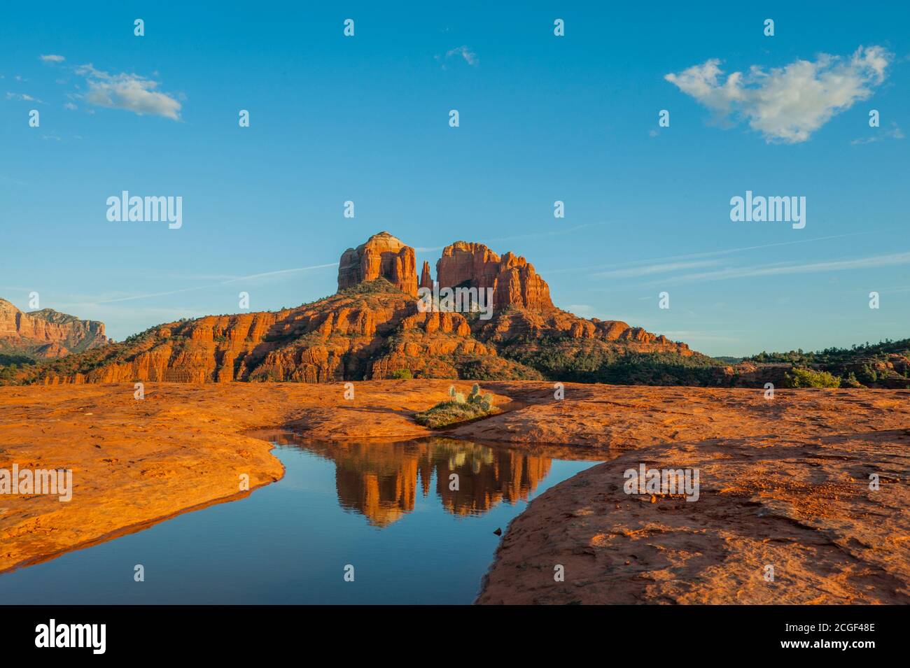 Cathedral Rock si riflette nel pozze d'acqua vicino a Sedona, Arizona, Stati Uniti. Foto Stock