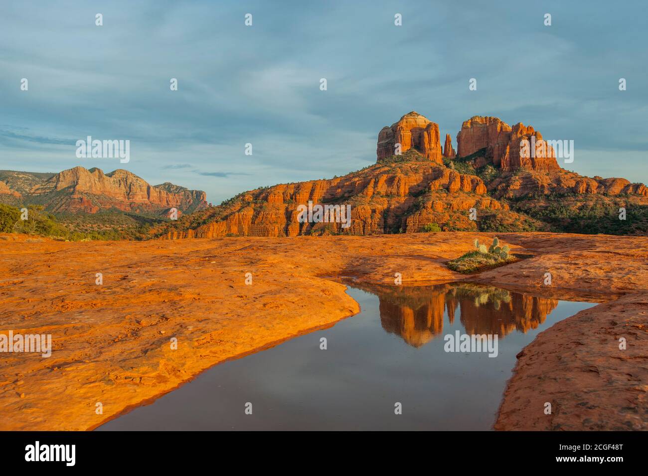 Cathedral Rock si riflette nel pozze d'acqua vicino a Sedona, Arizona, Stati Uniti. Foto Stock