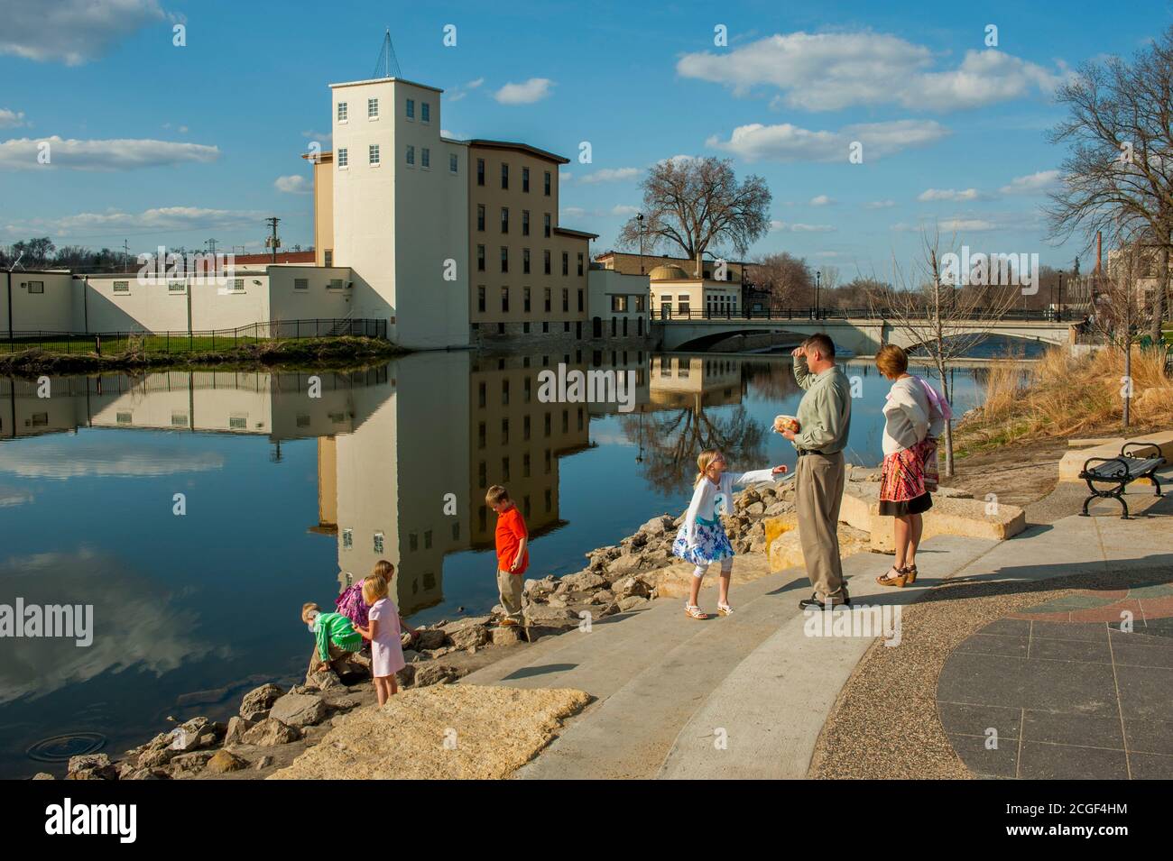 Persone sul lungofiume lungo il fiume Cannon nella città di Northfield in Minnesota, Stati Uniti. Foto Stock