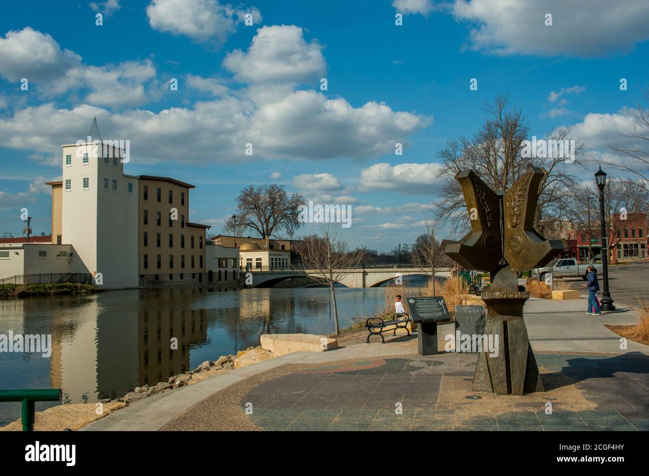 Persone sul lungofiume lungo il fiume Cannon nella città di Northfield in Minnesota, Stati Uniti. Foto Stock