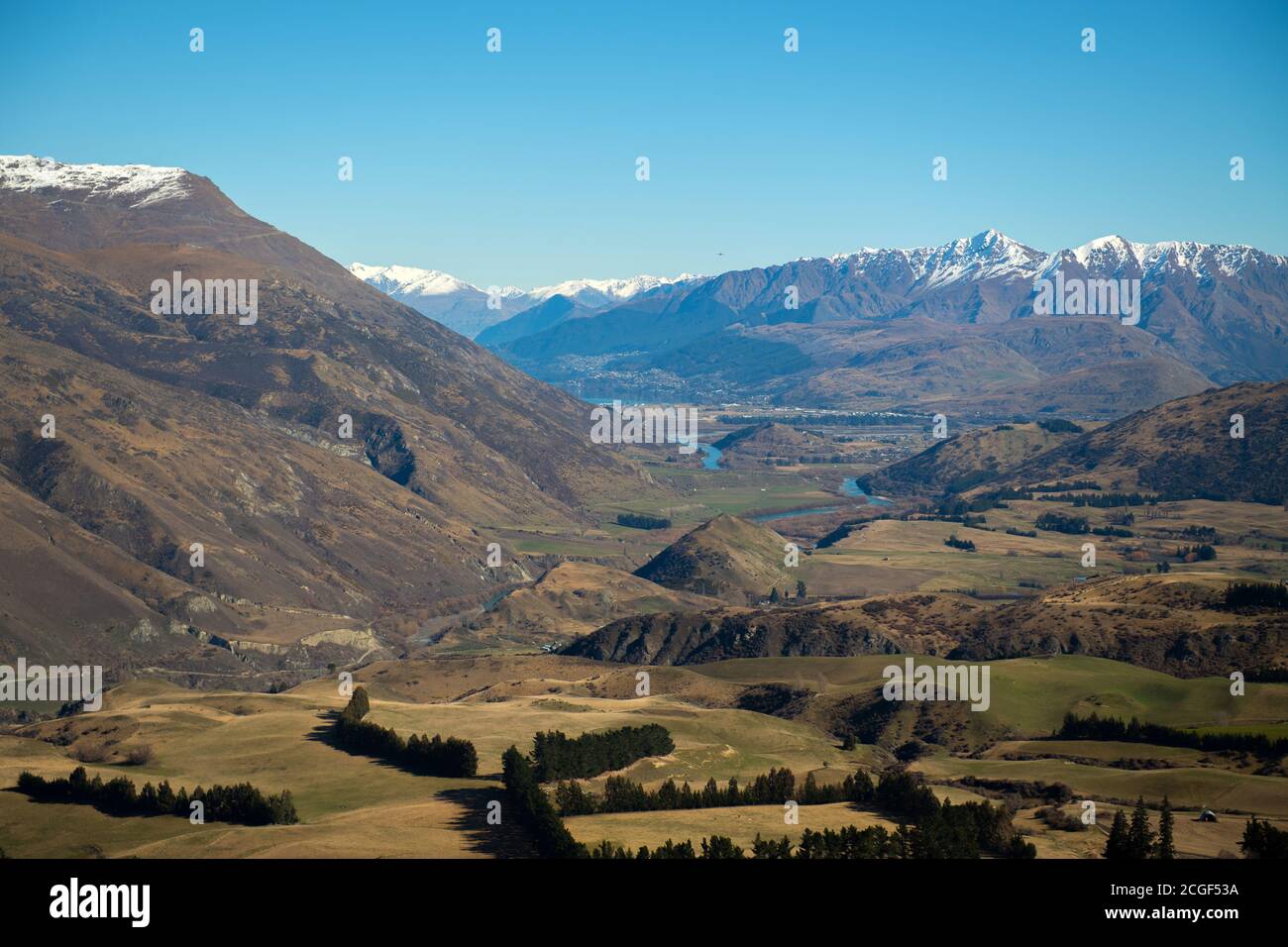 Il Crown Range Road Scenic Lookout, appena fuori Queenstown, Nuova Zelanda, è un punto panoramico sulle alte montagne che si affacciano sulla città. Foto Stock