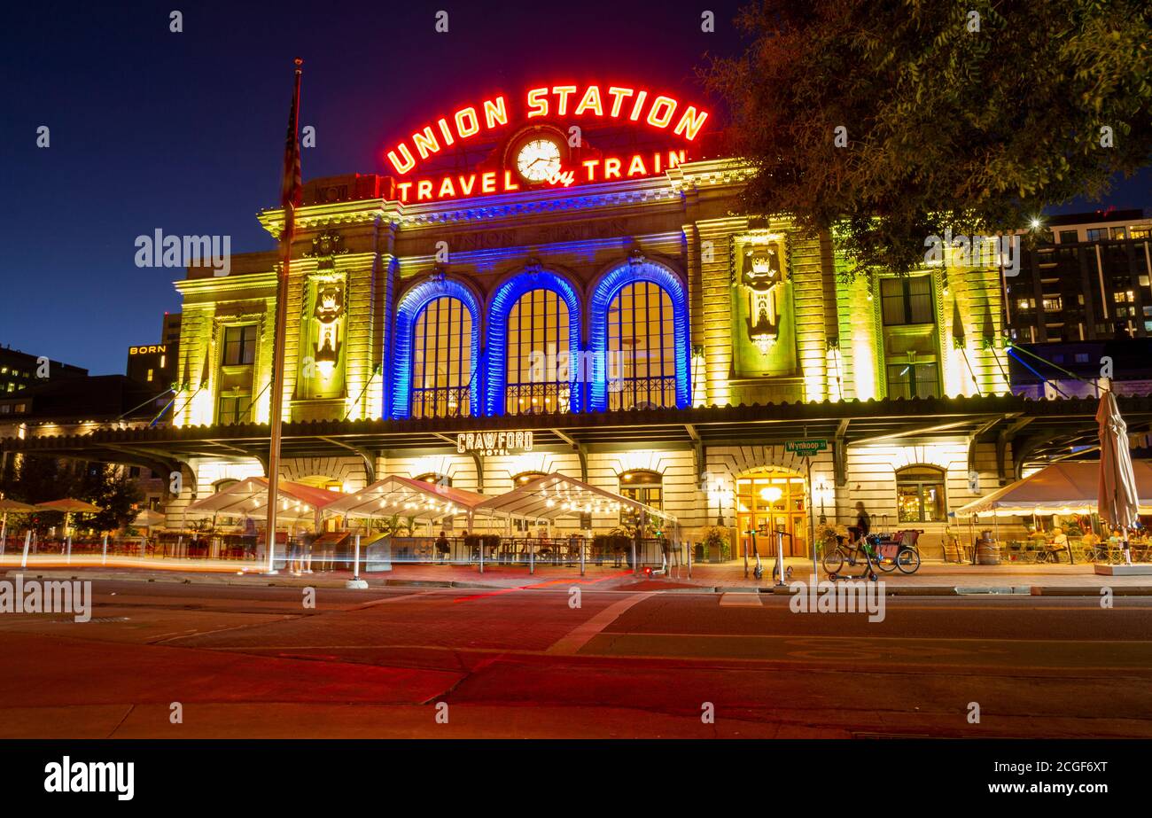 La vita notturna attiva circonda l'Union Station Transit Hub di Denver, in mezzo alla pandemia globale COVID-19, Denver, Colorado, USA, settembre 2020 Foto Stock
