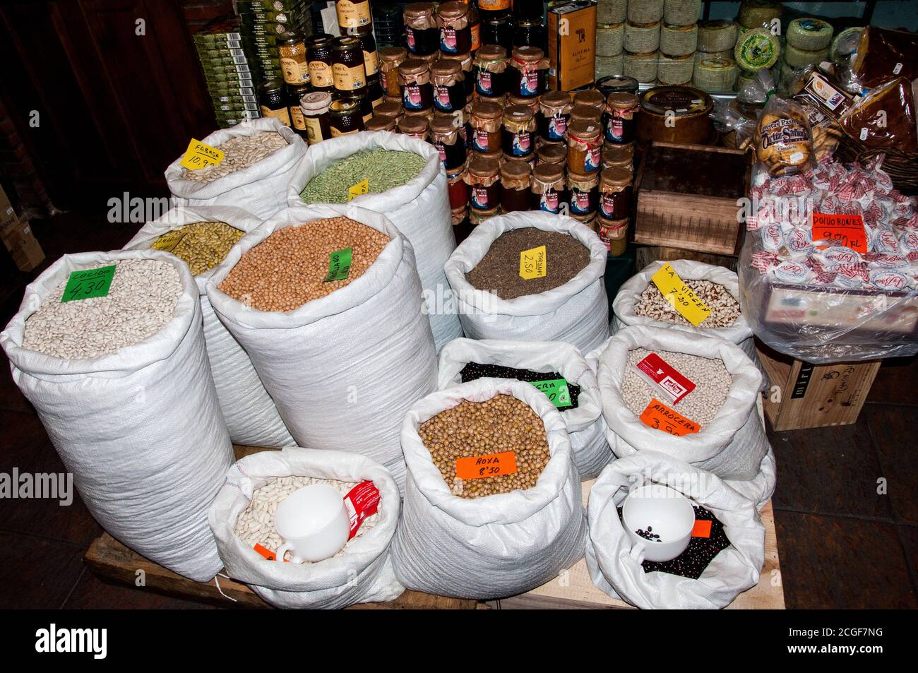 Varietà di sacchi pieni di fagioli che vengono venduti in un negozio locale vicino Asturias, Spagna. Foto Stock
