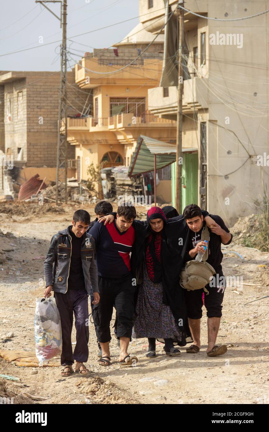 Gli sfollati interni fuggono dalla guerra nel distretto di al Bakir a East Mosul, Iraq. Foto Stock