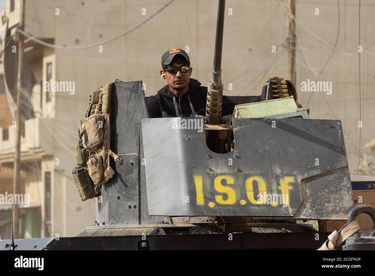 Forze speciali irachene Humvee potrebbe fare una corsa di approvvigionamento durante i primi giorni dell'operazione di Mosul nel distretto di al Bakir di East Mosul, Iraq. Foto Stock