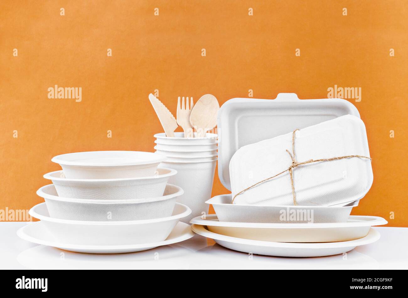 Set di greggi di fibre vegetali casella di alimentare la carta e la tazza di caffè. Fibra naturale alimenti eco e di imballaggio per bevande. Foto Stock