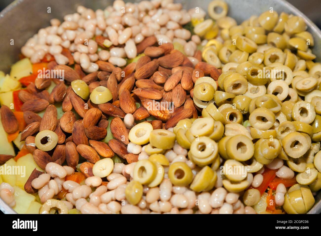 Closeup di sabzi con mandorle e olive Foto Stock