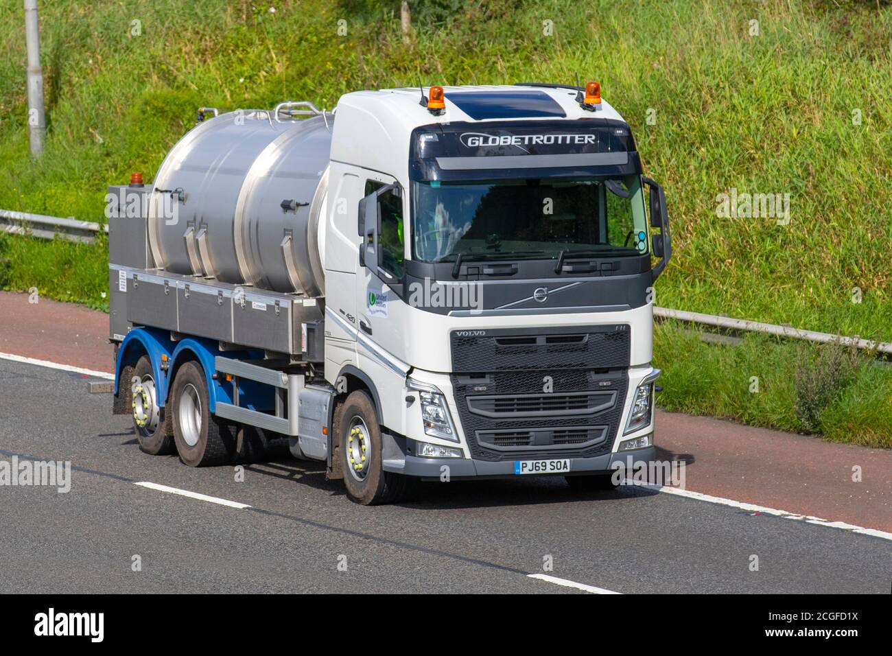 United Utilities Globetrotter White trasporto merci, autocisterna, trasporto, camion, cargo, Volvo veicolo, industria europea del trasporto commerciale HGV, M6 a Manchester, Regno Unito Foto Stock