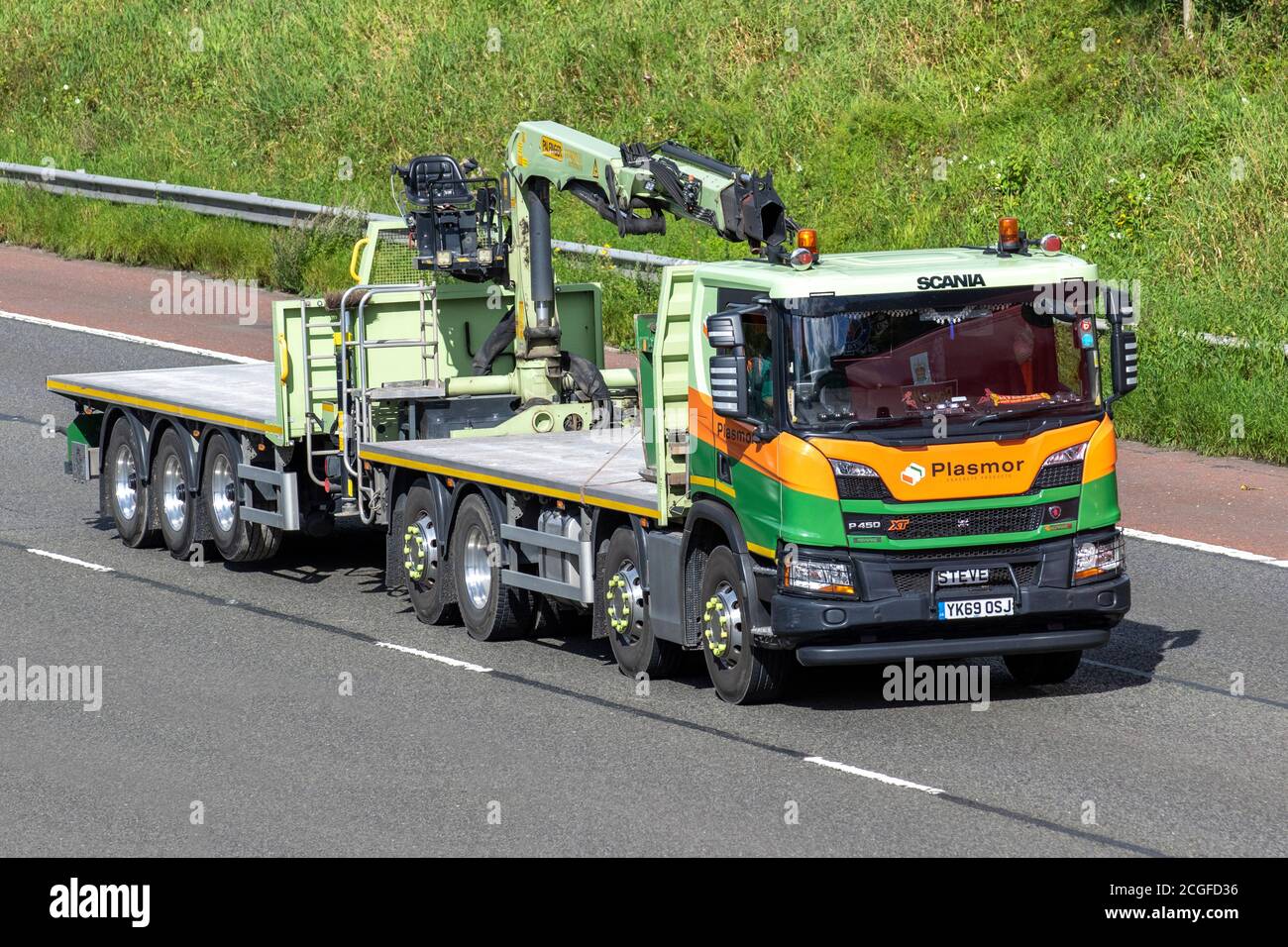 'Guida' prodotti Plasmor calcestruzzo trasporto camion e rimorchi, camion, trasporto, camion, cargo, Scania P450 Vehicle, industria europea dei trasporti commerciali HGV, M6 a Manchester, Regno Unito Foto Stock