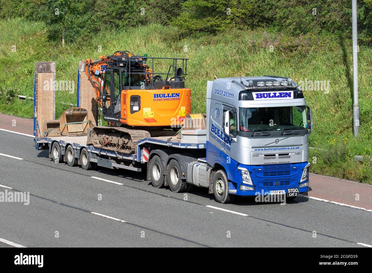 Stabilimento Bullen Noleggio trasporto camion, camion, trasporto, camion, carico, Volvo FH veicolo, consegna, trasporto commerciale, industria, catena di fornitura merci, sulla M61 vicino Manchester, Regno Unito Foto Stock