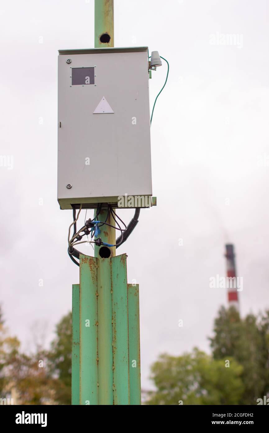 Scatola elettrica bianca su un palo all'esterno della casa. Foto Stock