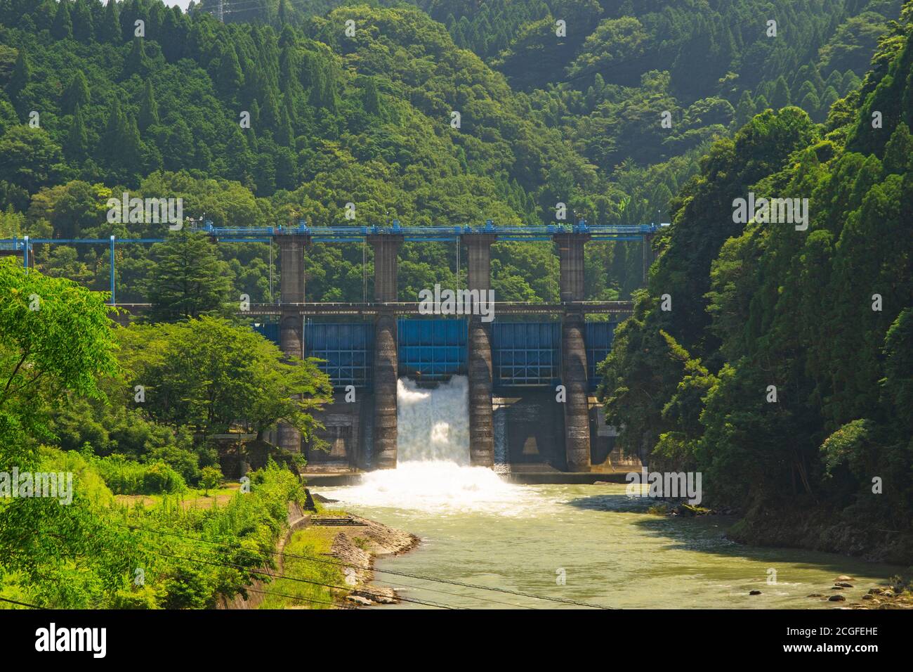 Scarico dell'acqua della diga di Funatsu, Prefettura di Kumamoto, Giappone Foto Stock