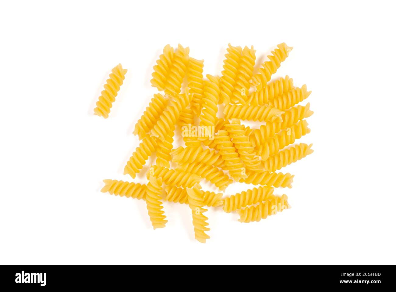 Pasta di fusilli senza cottura isolata su fondo bianco. Vista dall'alto. Un mucchio di pasta secca di fusilli Foto Stock