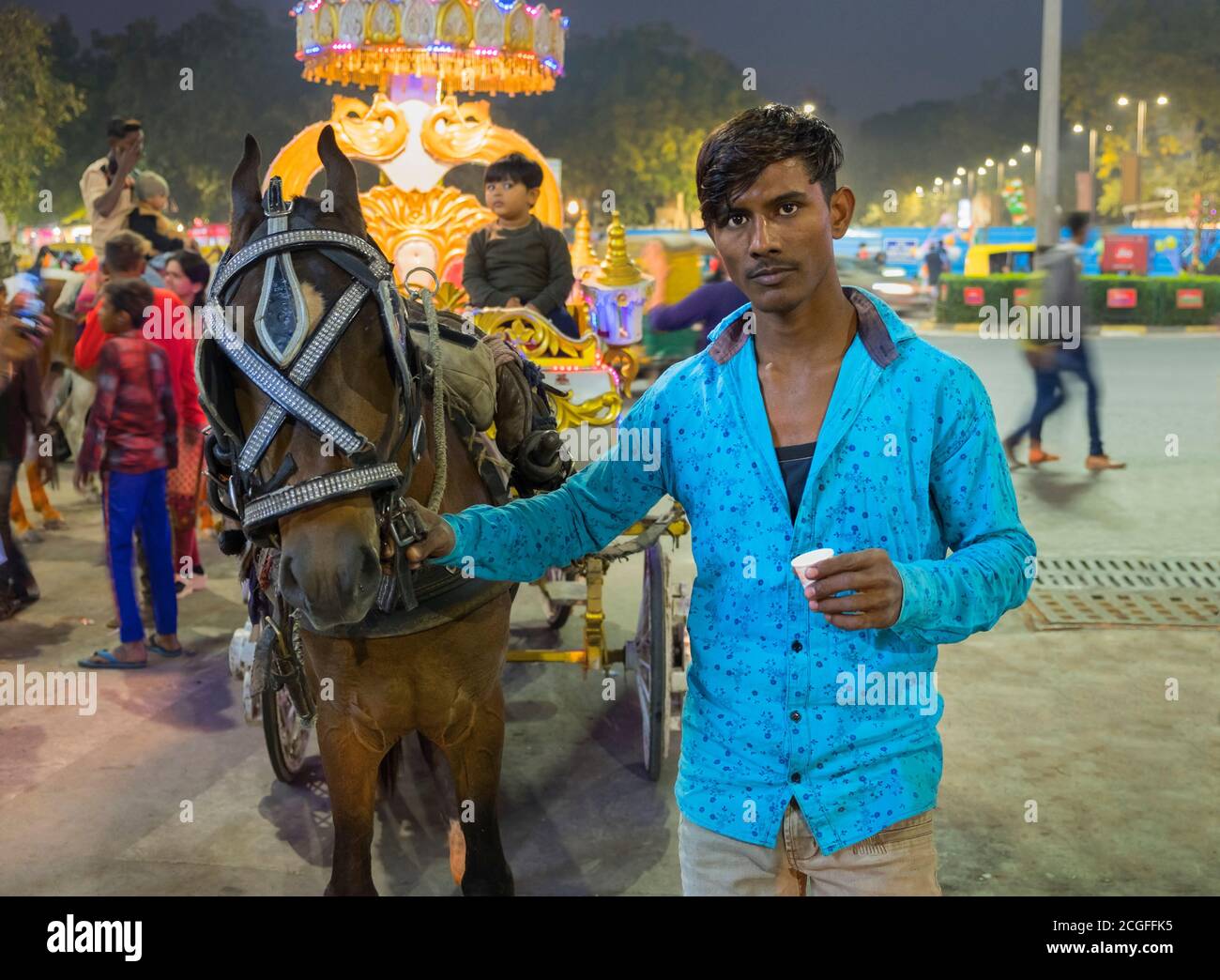 Horse and Carriage legge Giardino mercato notturno Ahmedabad Gujarat India Foto Stock