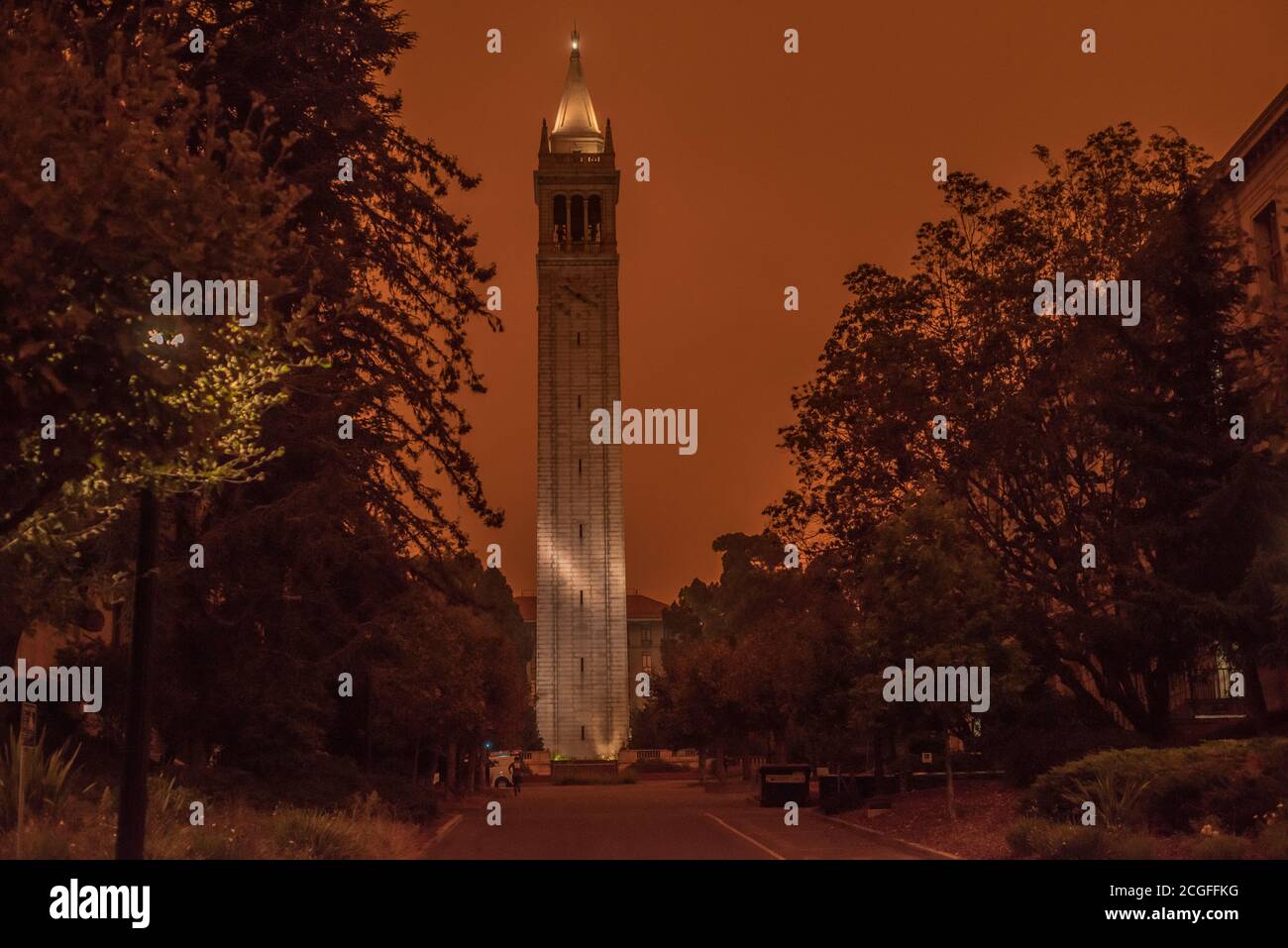 La torre dell'orologio del campanile, un marchio di terra a UC Berkeley, quando il fumo da incendi selvatici che scoppiano in CA ha girato il cielo arancione e bloccato il sole. Foto Stock