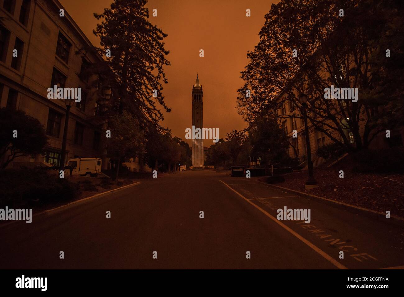 La torre dell'orologio del campus di Berkeley in una giornata frizzante, causata dal fumo di fuoco dagli incendi che bruciano in tutta la California. Foto Stock